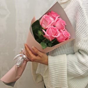 Букет 5 розовых роз
